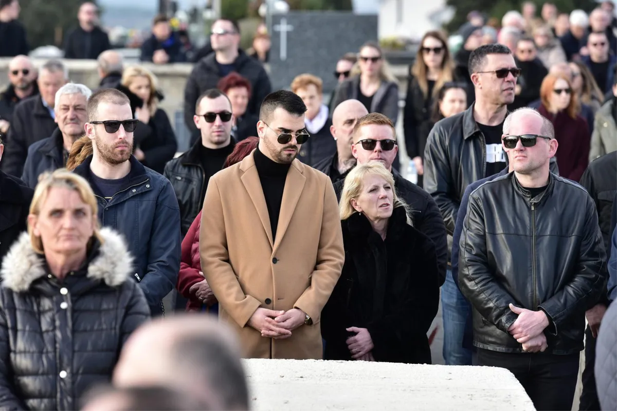 FOTO: Tisuće se došle oprostiti od zadarskog slavuja Davida Ricova (37) 5