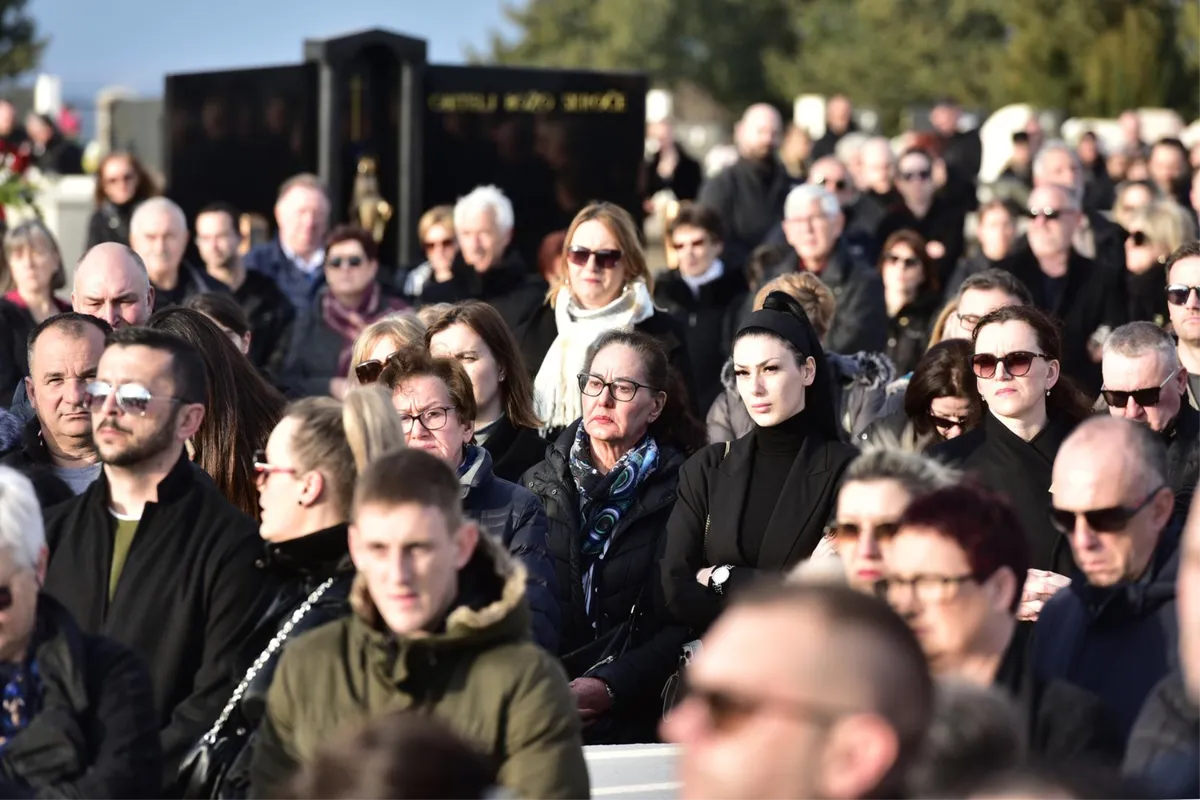 FOTO: Tisuće se došle oprostiti od zadarskog slavuja Davida Ricova (37) 6