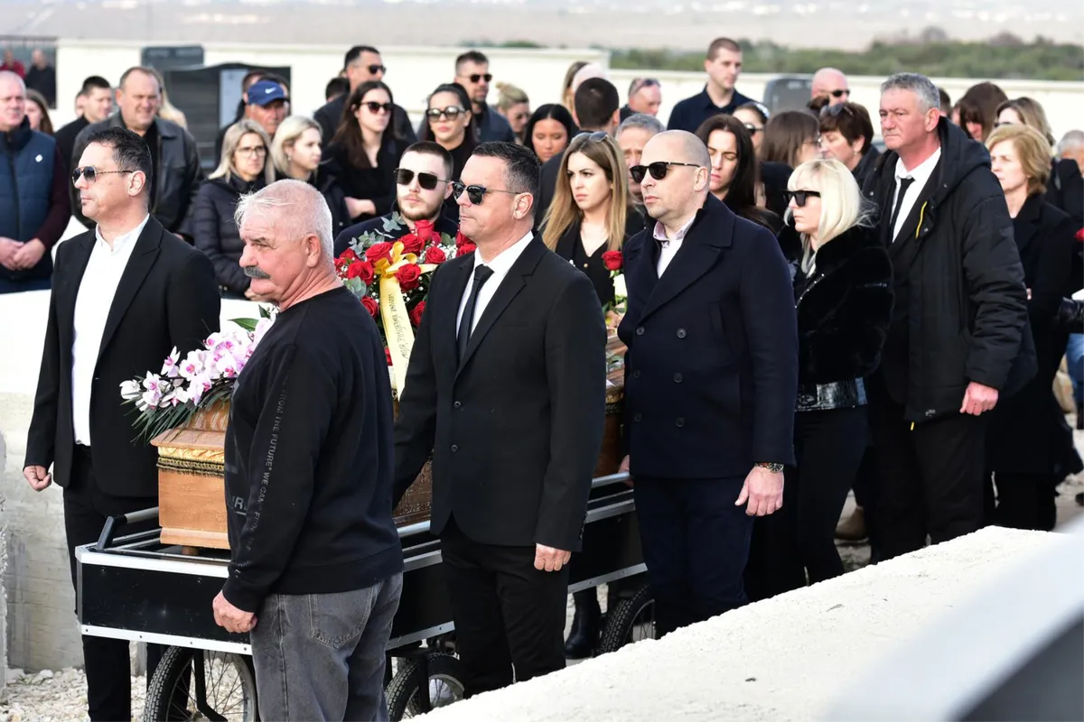 FOTO: Tisuće se došle oprostiti od zadarskog slavuja Davida Ricova (37) 8
