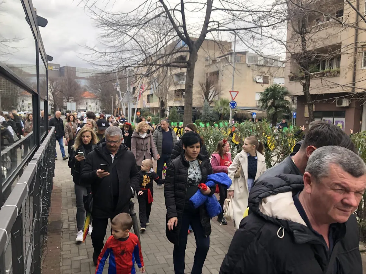 VIDEO: Šjor Bepo Bagulin prodefilirao kroz Mostar, malci karnevalci obukli se u mahune, spidermane, bauštelce...
