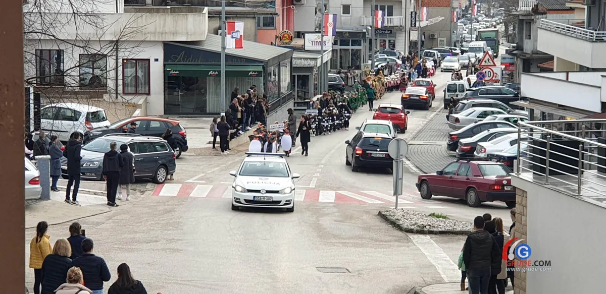 Maškare prodefilirale kroz Grude FOTO 1