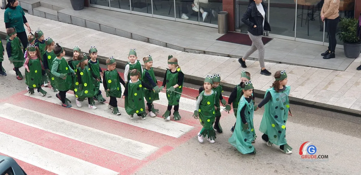 Maškare prodefilirale kroz Grude FOTO 3