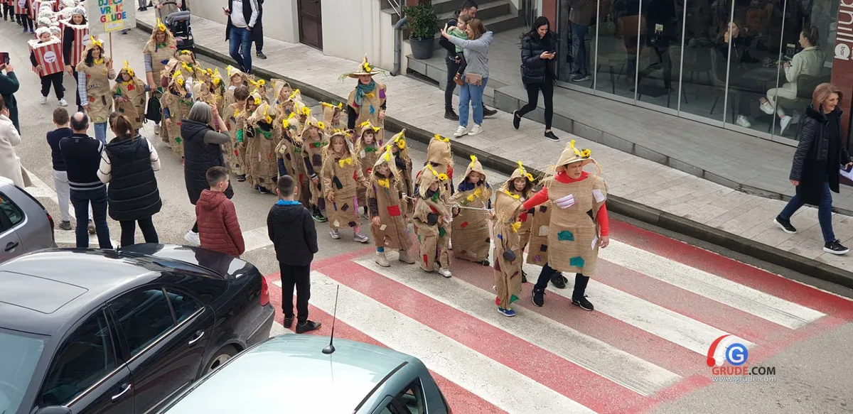 Maškare prodefilirale kroz Grude FOTO