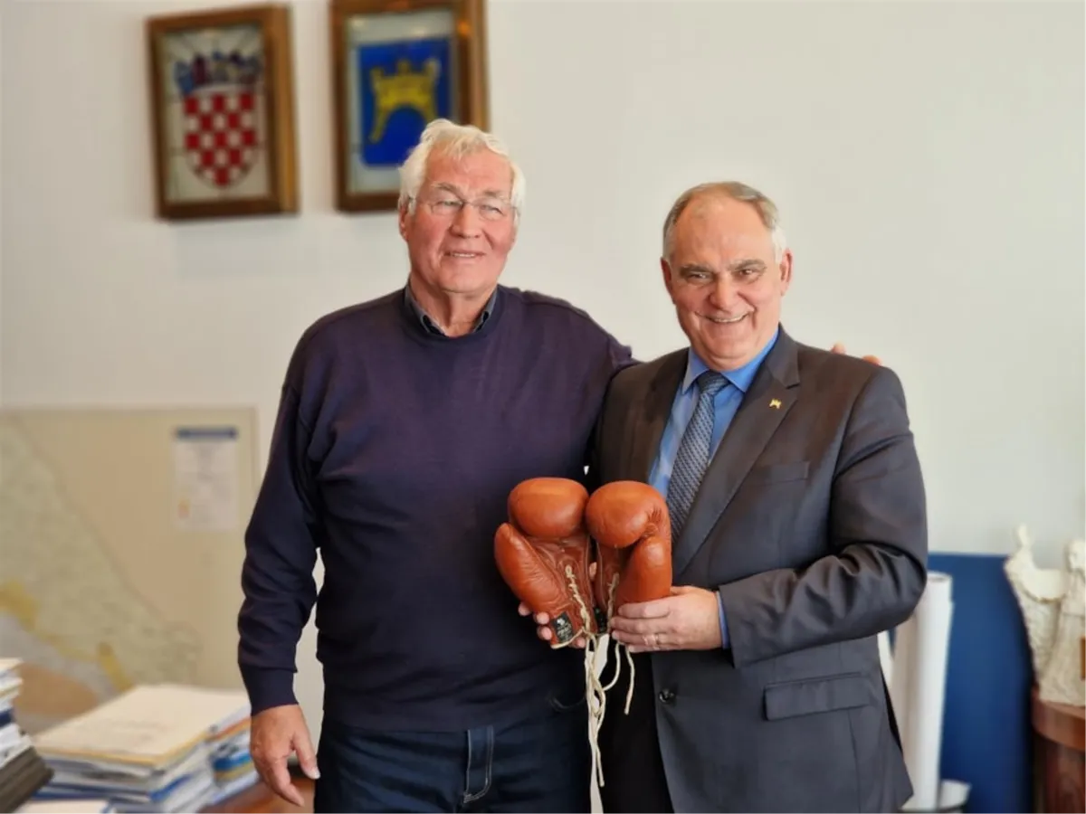 Originalne rukavice Mate Parlova uručene županu Bobanu