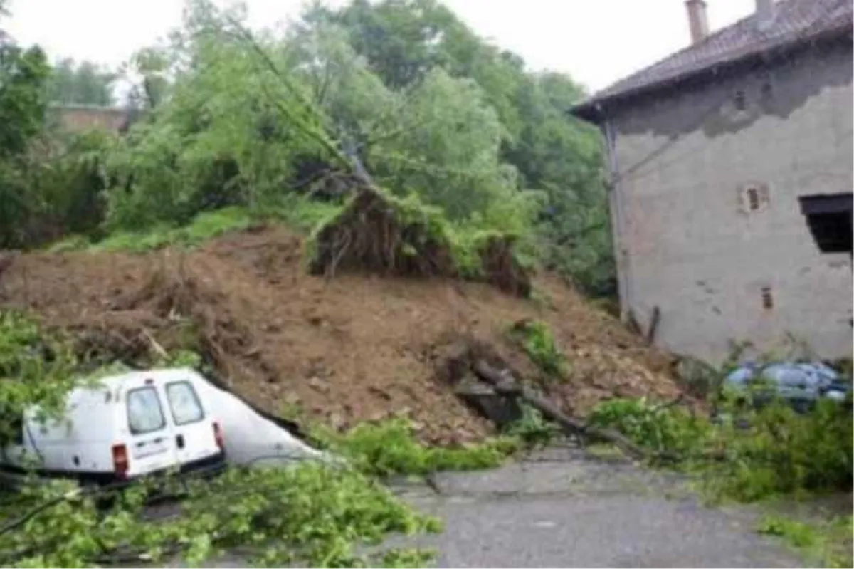 Mostar: Došlo do klizišta iznad privatne kuće, postoji opasnost i za cestu