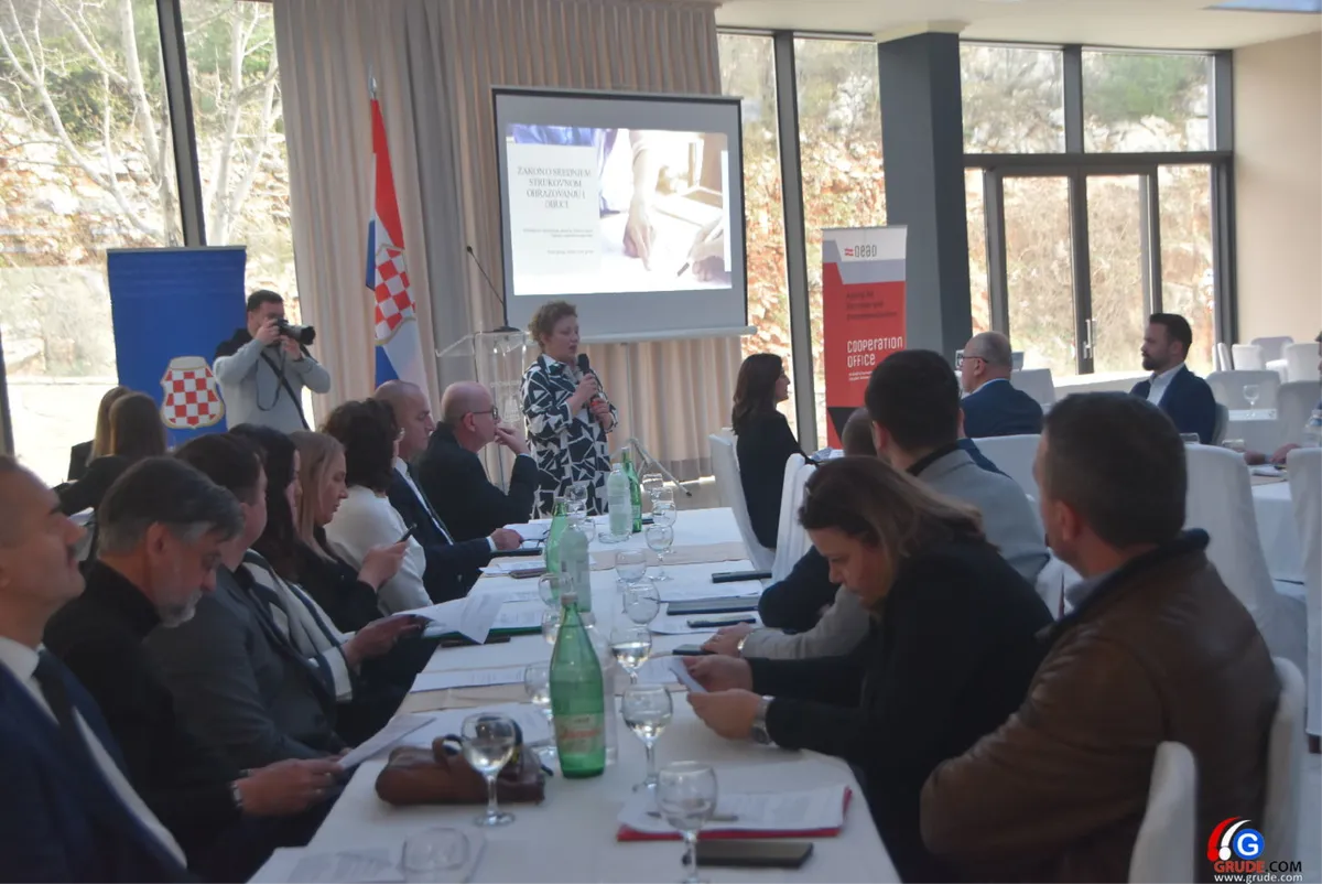 FOTO: GRUDE OKUPILE VODEĆE POLITIČARE, GOSPODARSTVENIKE, PROSVJETNE RADNIKE... 10