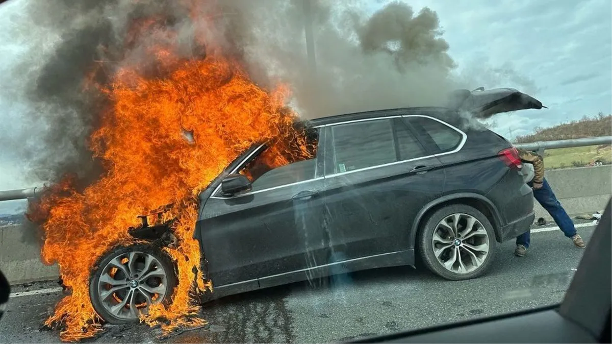 Drama u Sarajevu: Planuo BMW, čovjek spašavao što se moglo spasiti