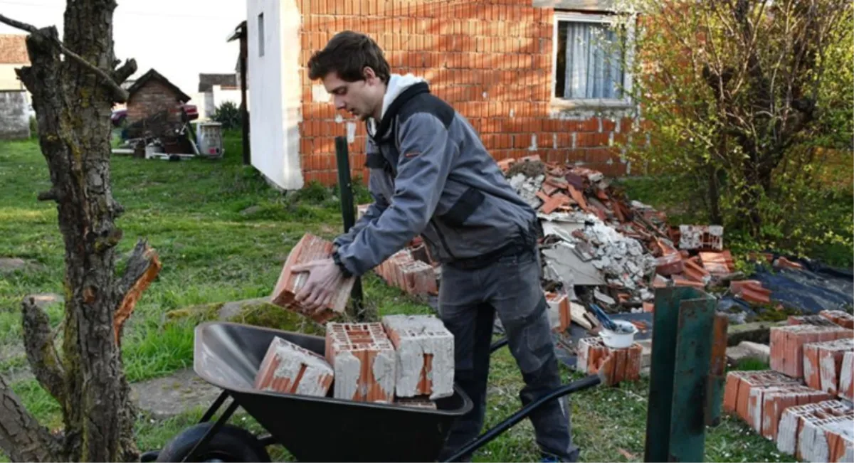 Nakon smrti roditelja Ivan (25) uz financijske poteškoće sam se brine o maloljetnim sestrama