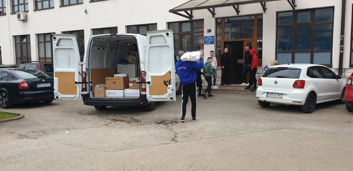FOTO: Grudski srednjoškolci i ovog Uskrsa pokazali veliko srce! Pomogli organizaciji Marijine ruke 2