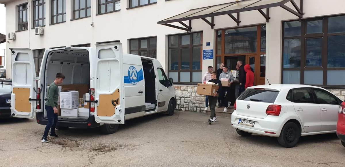 FOTO: Grudski srednjoškolci i ovog Uskrsa pokazali veliko srce! Pomogli organizaciji Marijine ruke 3