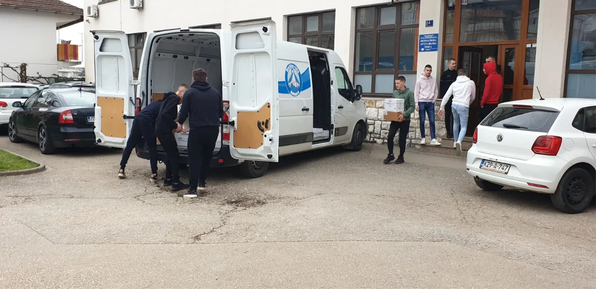 FOTO: Grudski srednjoškolci i ovog Uskrsa pokazali veliko srce! Pomogli organizaciji Marijine ruke 4