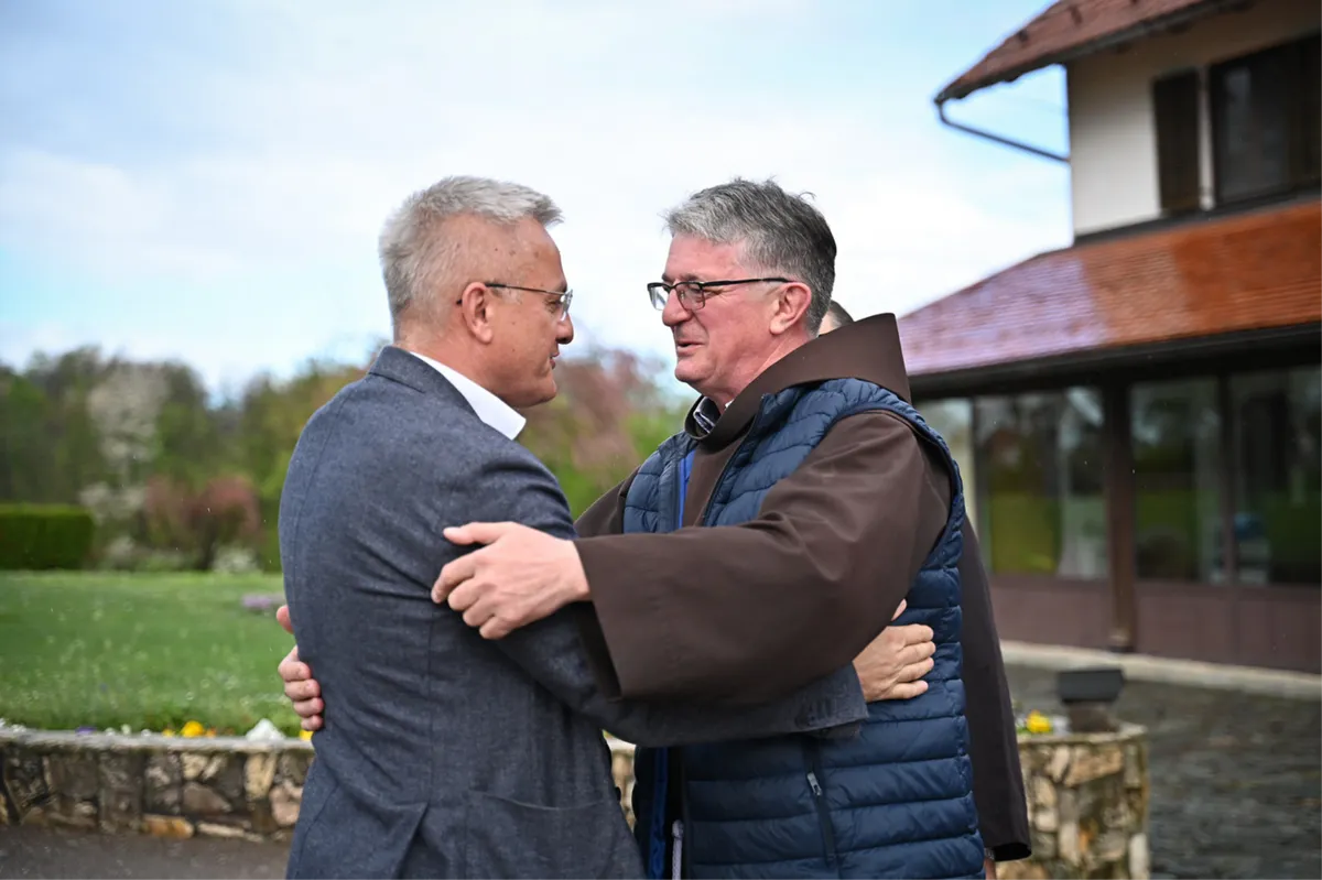 FOTO: Zvonko Milas izbornu kampanju počeo s Plehana! Susreo se s franjevcima Pavićem i Šimićem, biskupom Majićem, osluškivao bilo puka... 1