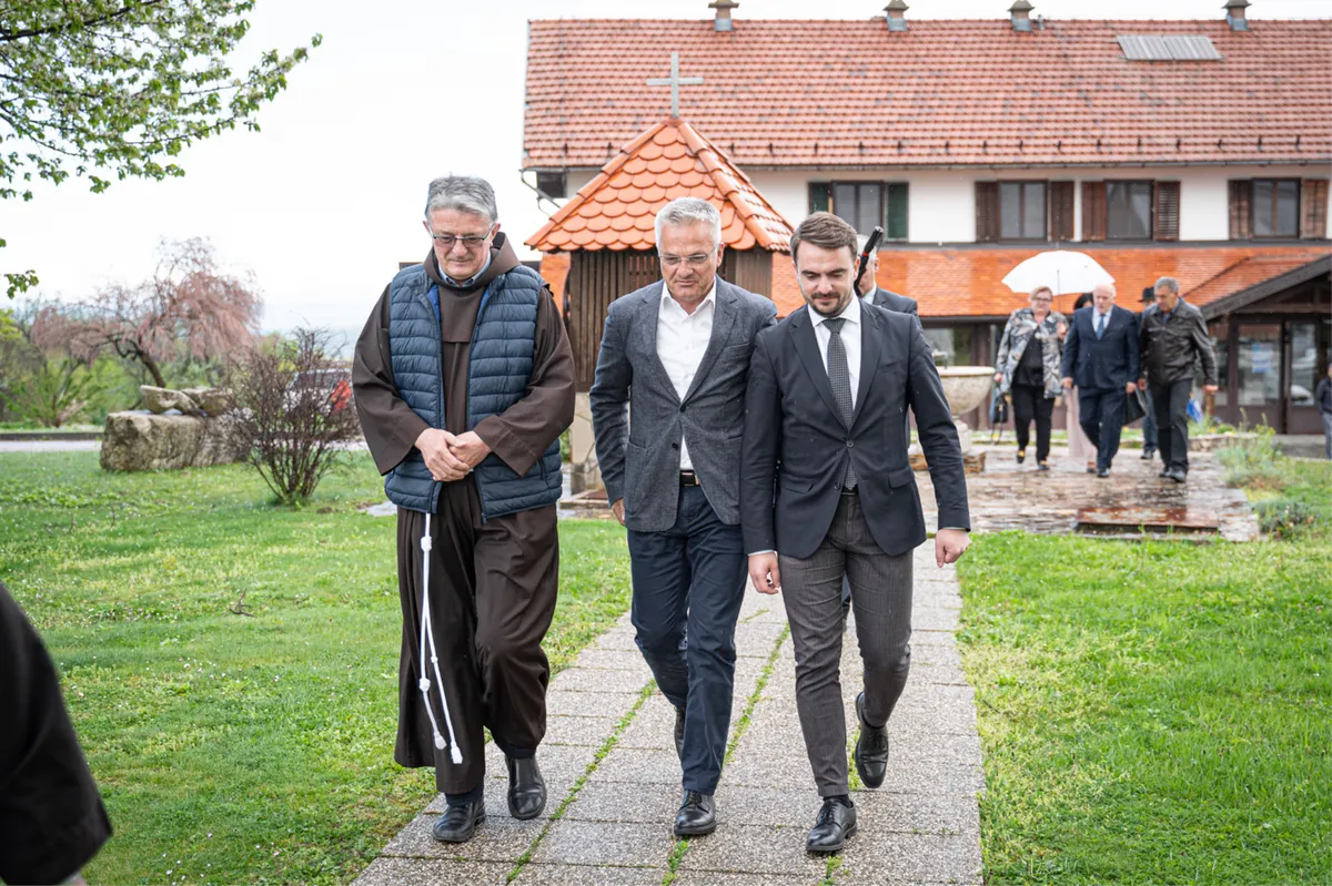 FOTO: Zvonko Milas izbornu kampanju počeo s Plehana! Susreo se s franjevcima Pavićem i Šimićem, biskupom Majićem, osluškivao bilo puka...