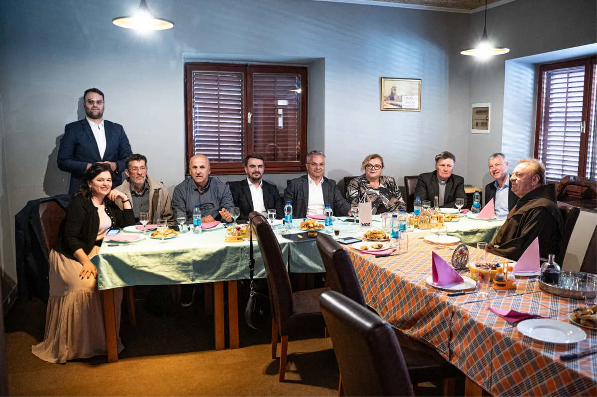 FOTO: Zvonko Milas izbornu kampanju počeo s Plehana! Susreo se s franjevcima Pavićem i Šimićem, biskupom Majićem, osluškivao bilo puka... 7