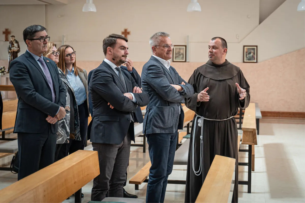 FOTO: Zvonko Milas izbornu kampanju počeo s Plehana! Susreo se s franjevcima Pavićem i Šimićem, biskupom Majićem, osluškivao bilo puka... 8