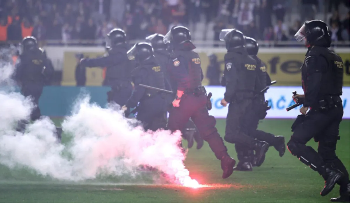 U Splitu ozlijeđeno osam policajaca. Jedan je operiran, drugi ima opekline glave