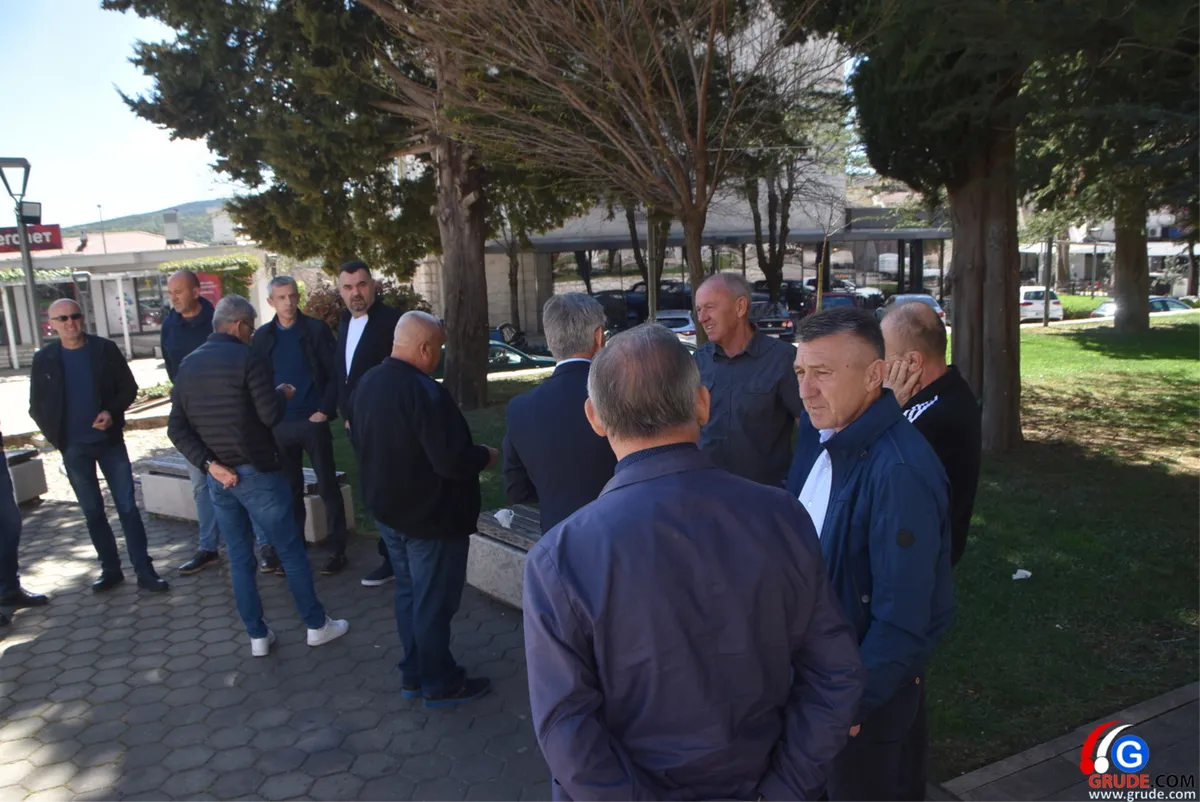 FOTO: Položeni vijenci i zapaljene svijeće za grudske vitezove stradale na Kupresu 5