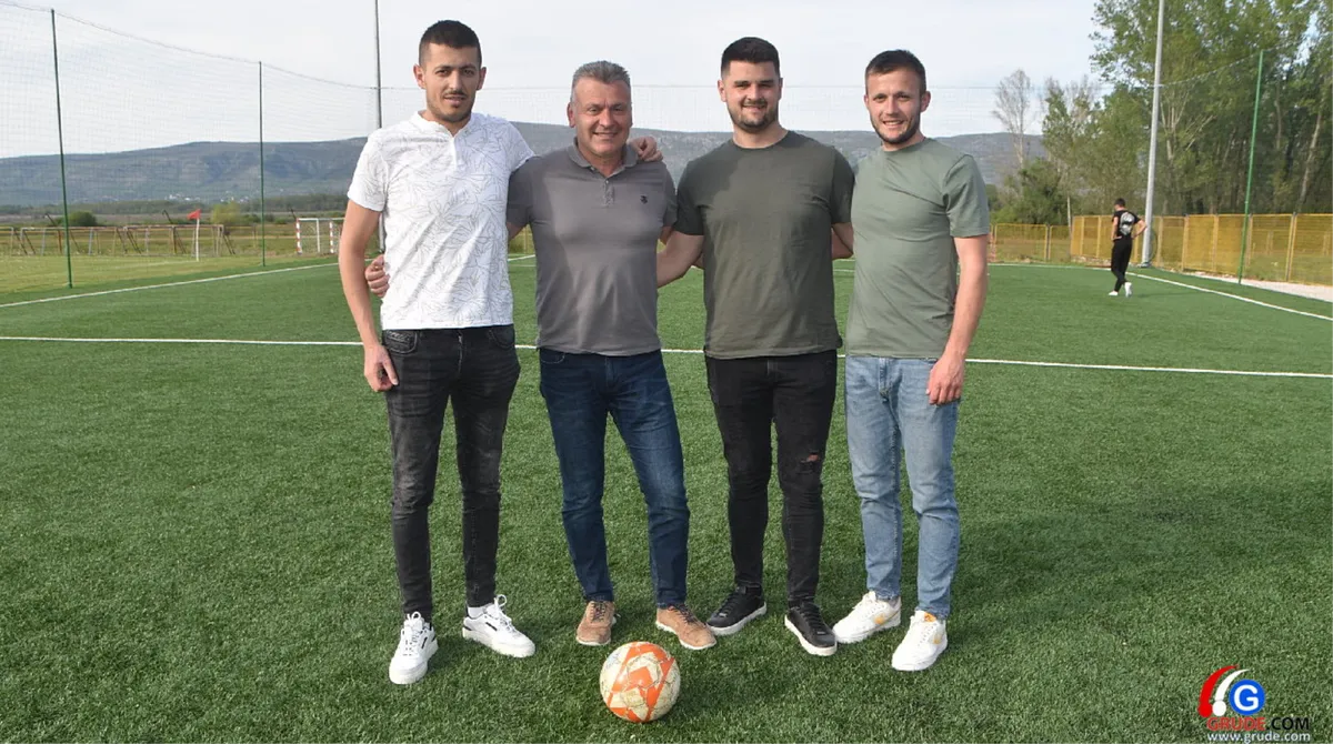 FOTO/VIDEO: HNK Drinovci dobili teren s umjetnom travom! Vlado Glavaš na slici s kapetanima, događaj uveličao i Nikola Kozina