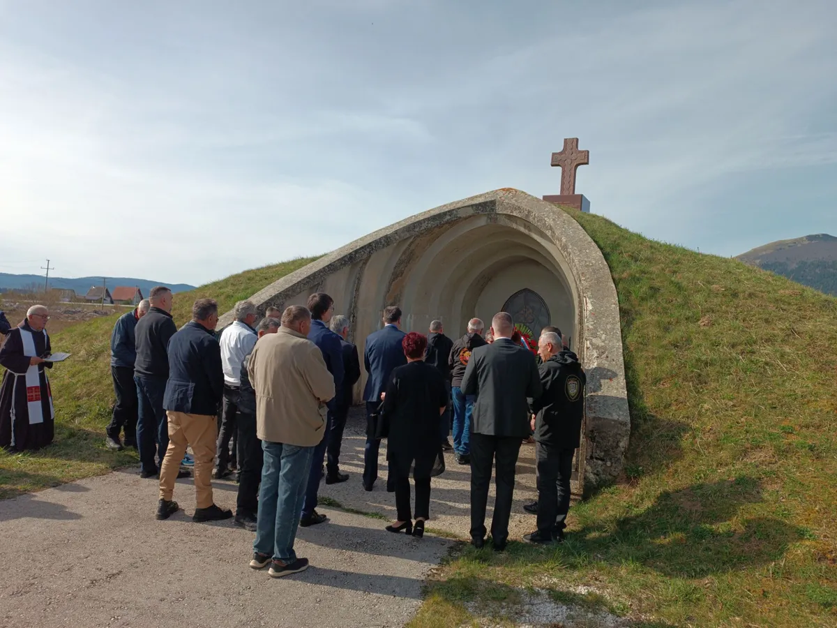 Kupres - Obilježena 32. obljetnica stradanja, otkriven i novi spomenik FOTO 16
