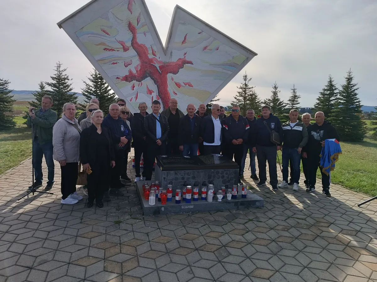 Kupres - Obilježena 32. obljetnica stradanja, otkriven i novi spomenik FOTO 12