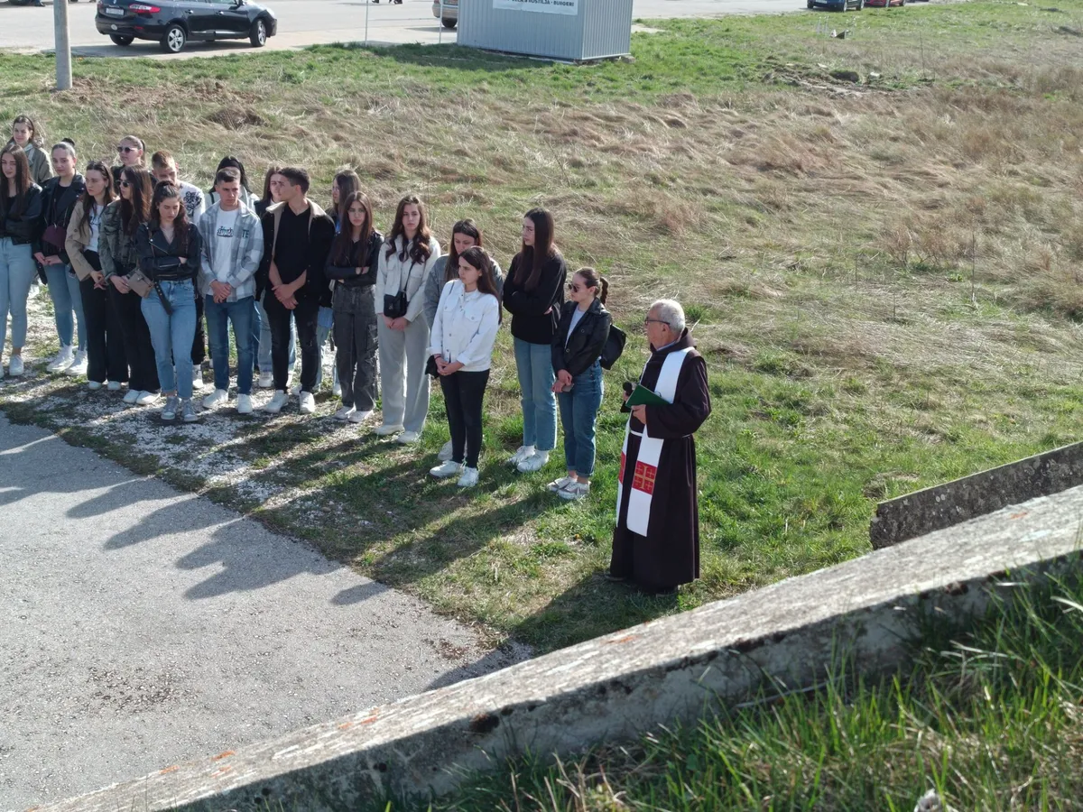 Kupres - Obilježena 32. obljetnica stradanja, otkriven i novi spomenik FOTO 14