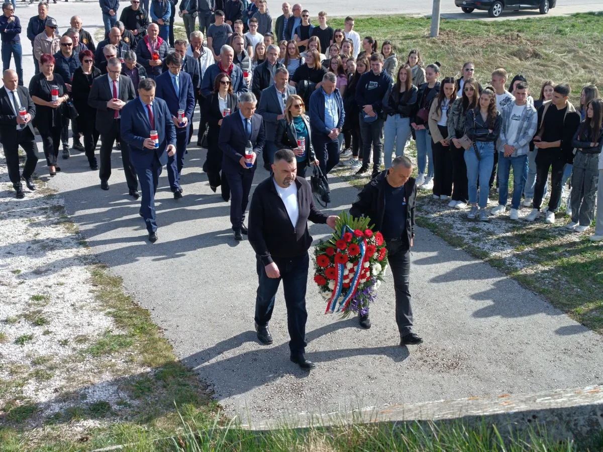 Kupres - Obilježena 32. obljetnica stradanja, otkriven i novi spomenik FOTO 15