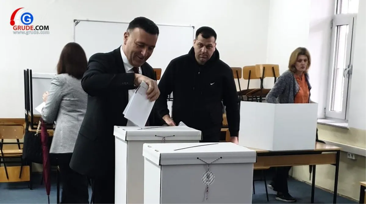 Predsjednik Vlade ZHŽ-a Predrag Čović glasao na biralištu u Mostaru 1