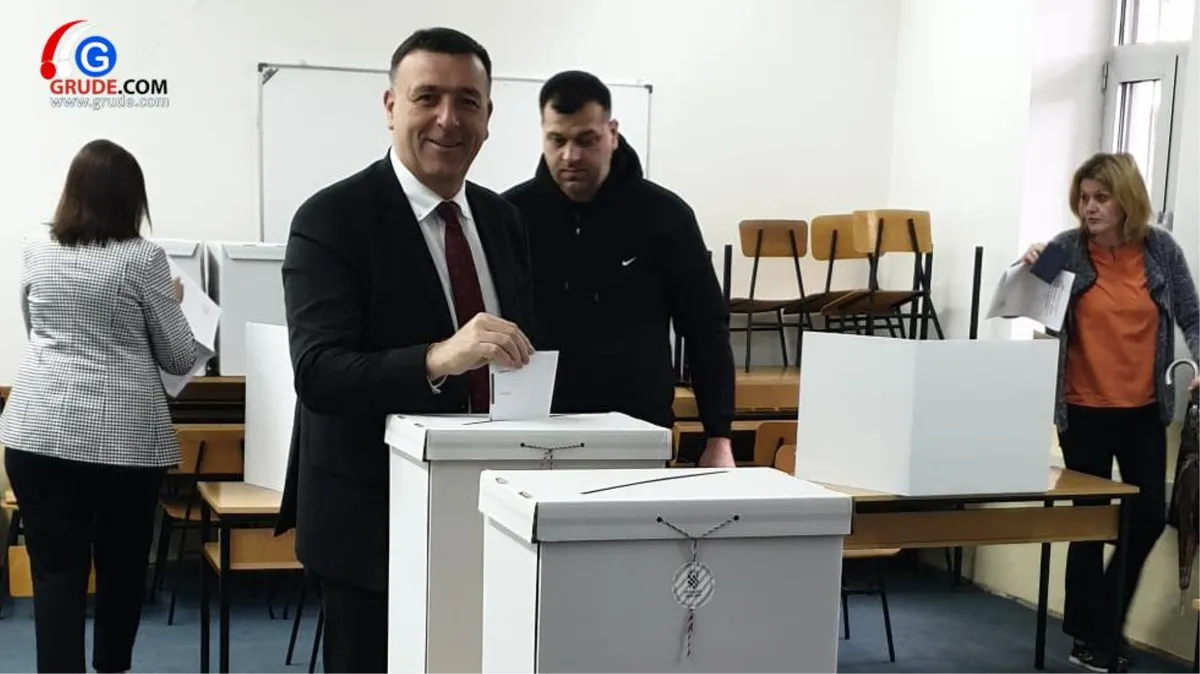 Predsjednik Vlade ZHŽ-a Predrag Čović glasao na biralištu u Mostaru