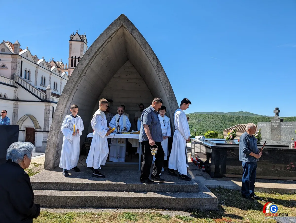 FOTO: BLAGOSLOV POLJA U GRUDAMA! Fra Stanko: U proljeće raste sve što posijemo, ali i korov, Bog nas želi očuvati od korova života! 1