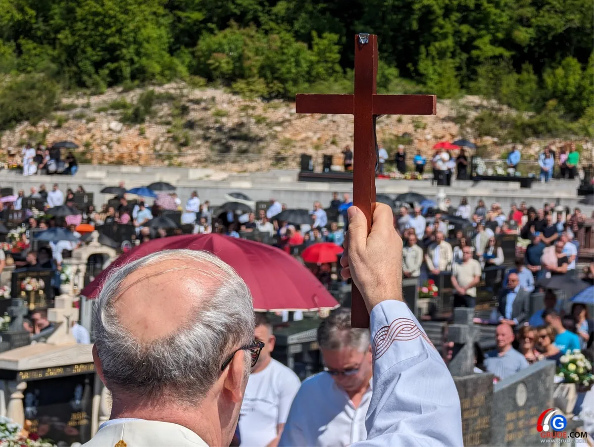 FOTO: BLAGOSLOV POLJA U GRUDAMA! Fra Stanko: U proljeće raste sve što posijemo, ali i korov, Bog nas želi očuvati od korova života! 11