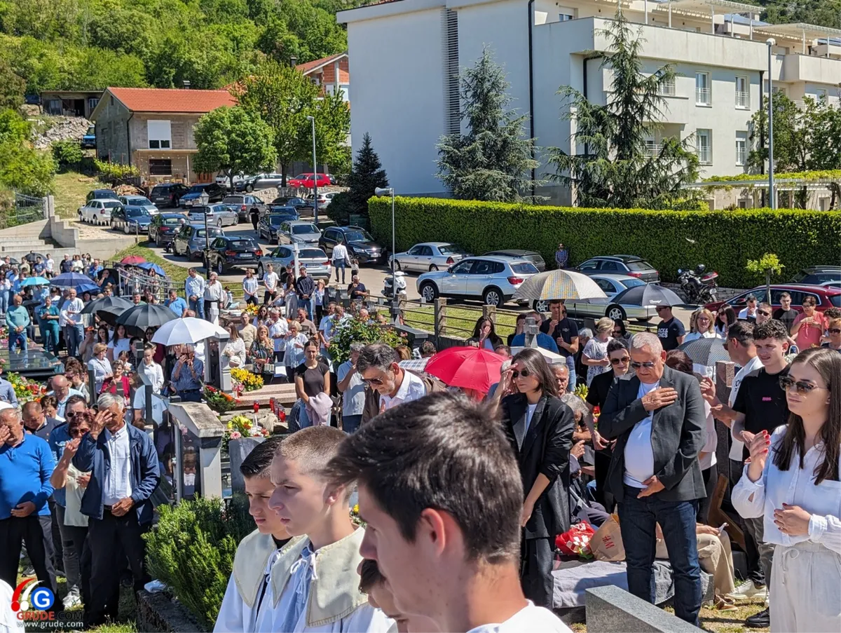 FOTO: BLAGOSLOV POLJA U GRUDAMA! Fra Stanko: U proljeće raste sve što posijemo, ali i korov, Bog nas želi očuvati od korova života! 13