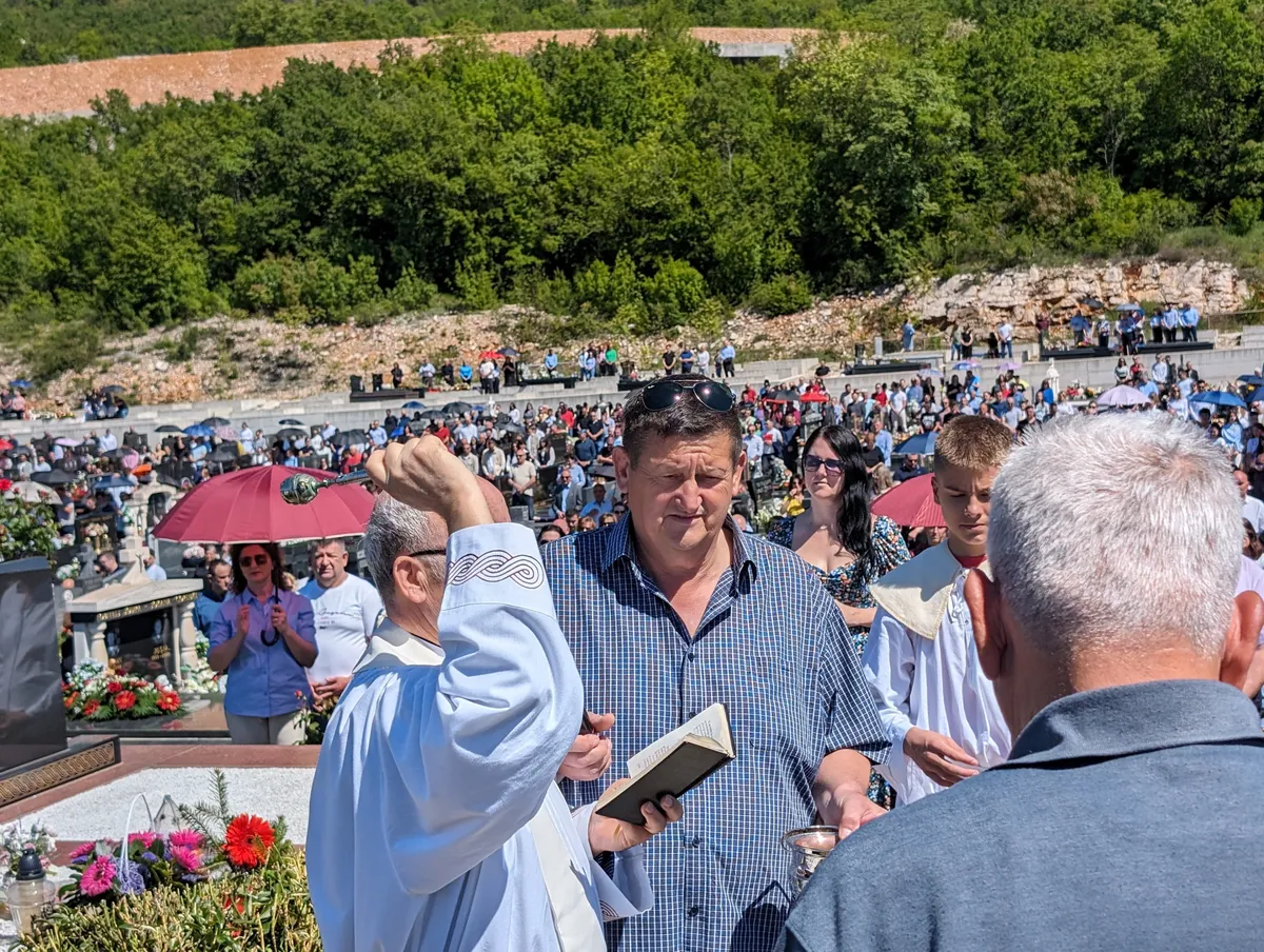FOTO: BLAGOSLOV POLJA U GRUDAMA! Fra Stanko: U proljeće raste sve što posijemo, ali i korov, Bog nas želi očuvati od korova života! 14