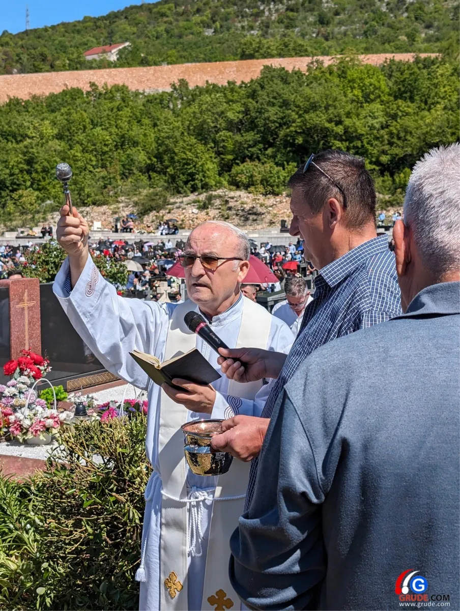 FOTO: BLAGOSLOV POLJA U GRUDAMA! Fra Stanko: U proljeće raste sve što posijemo, ali i korov, Bog nas želi očuvati od korova života! 15