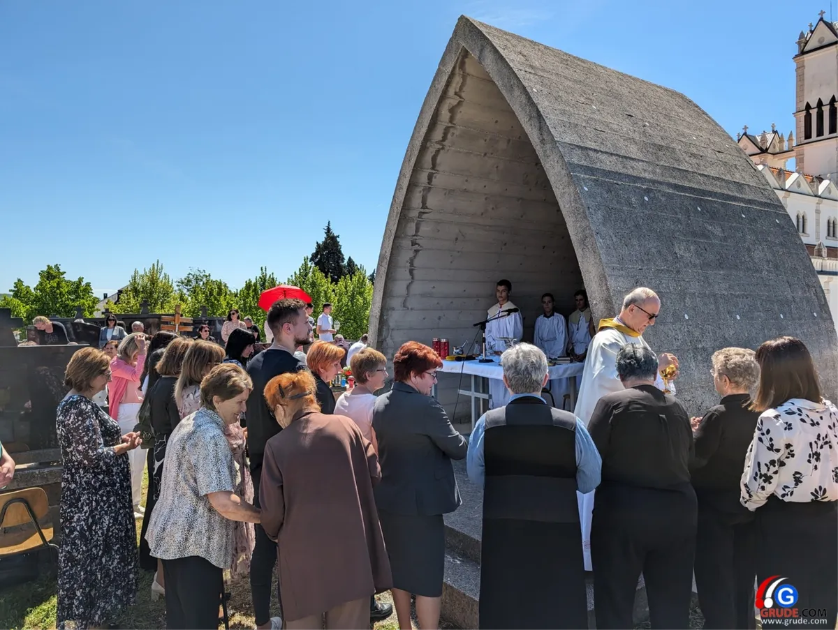 FOTO: BLAGOSLOV POLJA U GRUDAMA! Fra Stanko: U proljeće raste sve što posijemo, ali i korov, Bog nas želi očuvati od korova života! 16