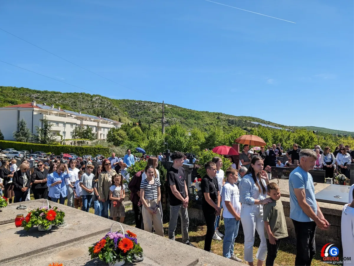 FOTO: BLAGOSLOV POLJA U GRUDAMA! Fra Stanko: U proljeće raste sve što posijemo, ali i korov, Bog nas želi očuvati od korova života! 18