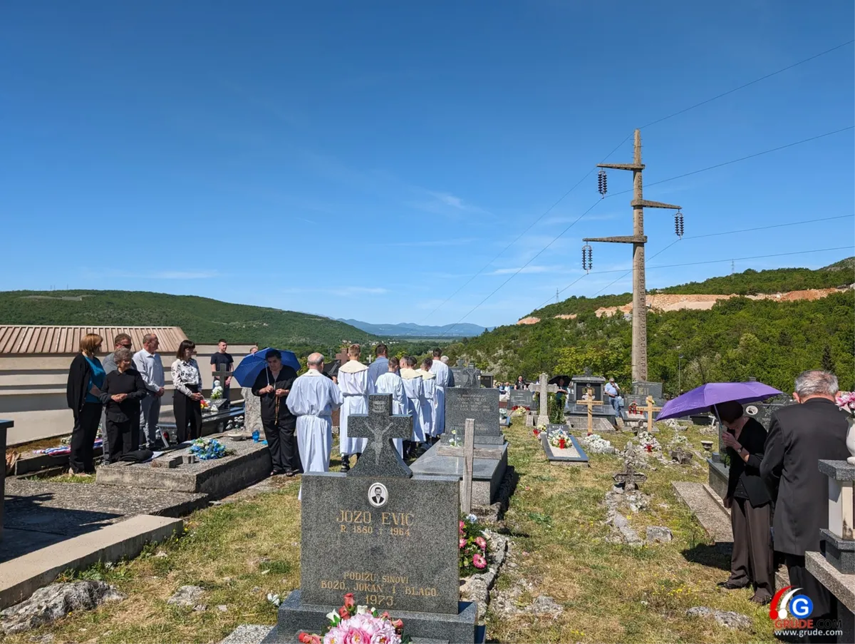 FOTO: BLAGOSLOV POLJA U GRUDAMA! Fra Stanko: U proljeće raste sve što posijemo, ali i korov, Bog nas želi očuvati od korova života! 2