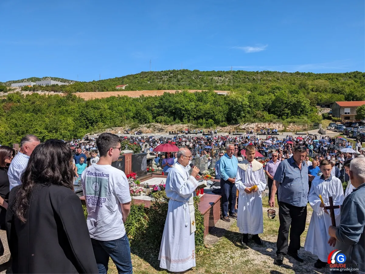 FOTO: BLAGOSLOV POLJA U GRUDAMA! Fra Stanko: U proljeće raste sve što posijemo, ali i korov, Bog nas želi očuvati od korova života! 4