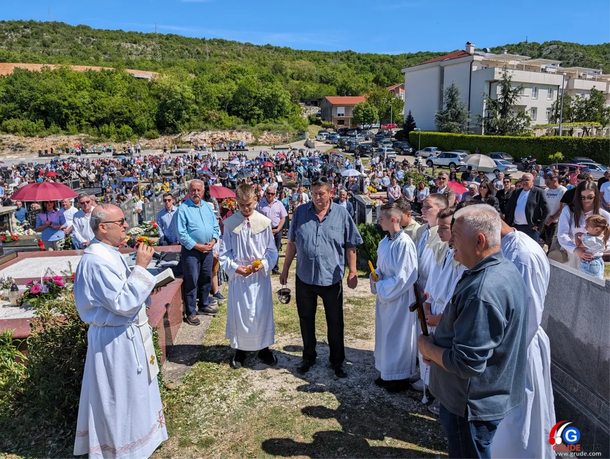 FOTO: BLAGOSLOV POLJA U GRUDAMA! Fra Stanko: U proljeće raste sve što posijemo, ali i korov, Bog nas želi očuvati od korova života! 5