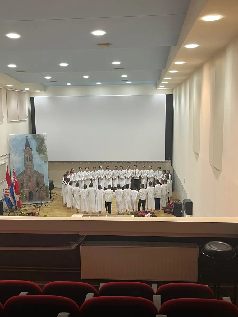 FOTO: U Posušju održana 9. Dječja smotra folklora 'Na Petrovu ognjištu' 12
