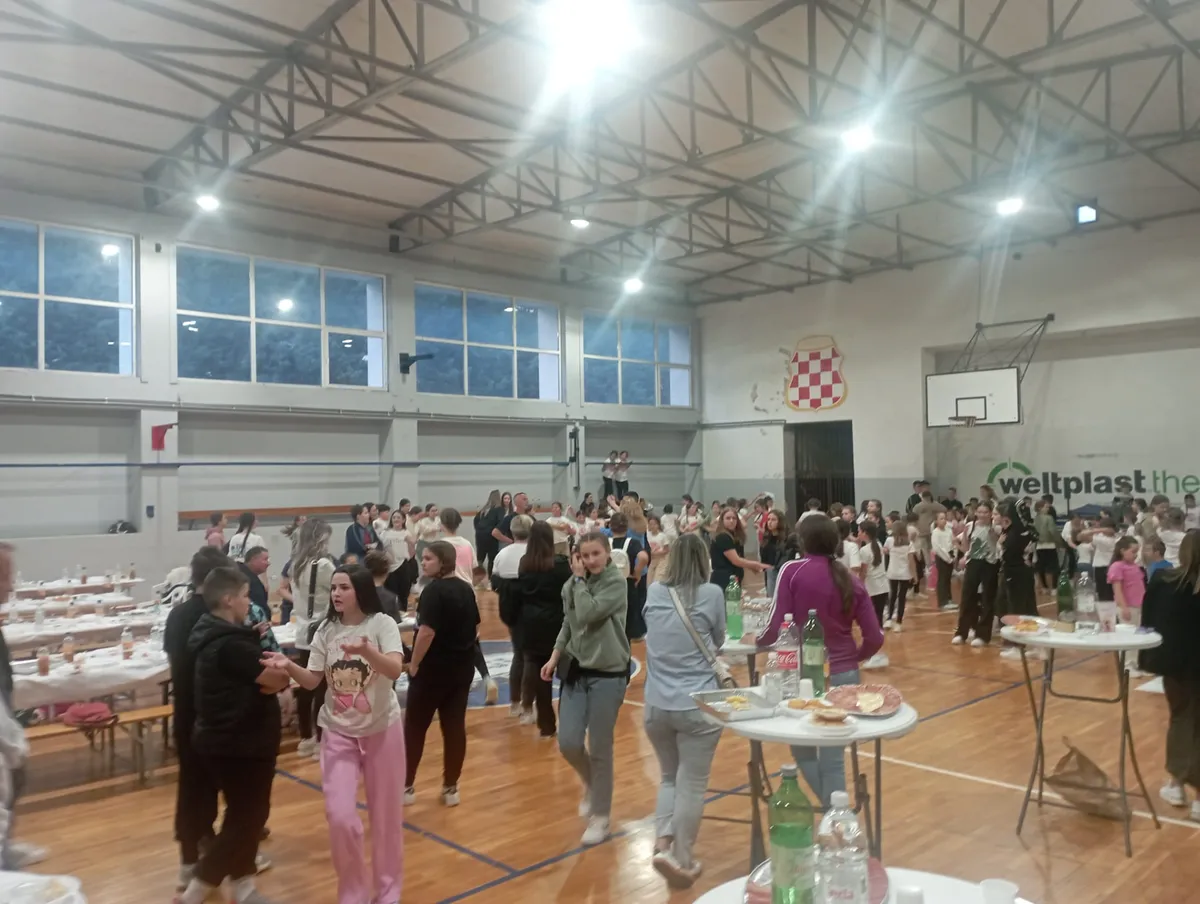 FOTO: U Posušju održana 9. Dječja smotra folklora 'Na Petrovu ognjištu' 5