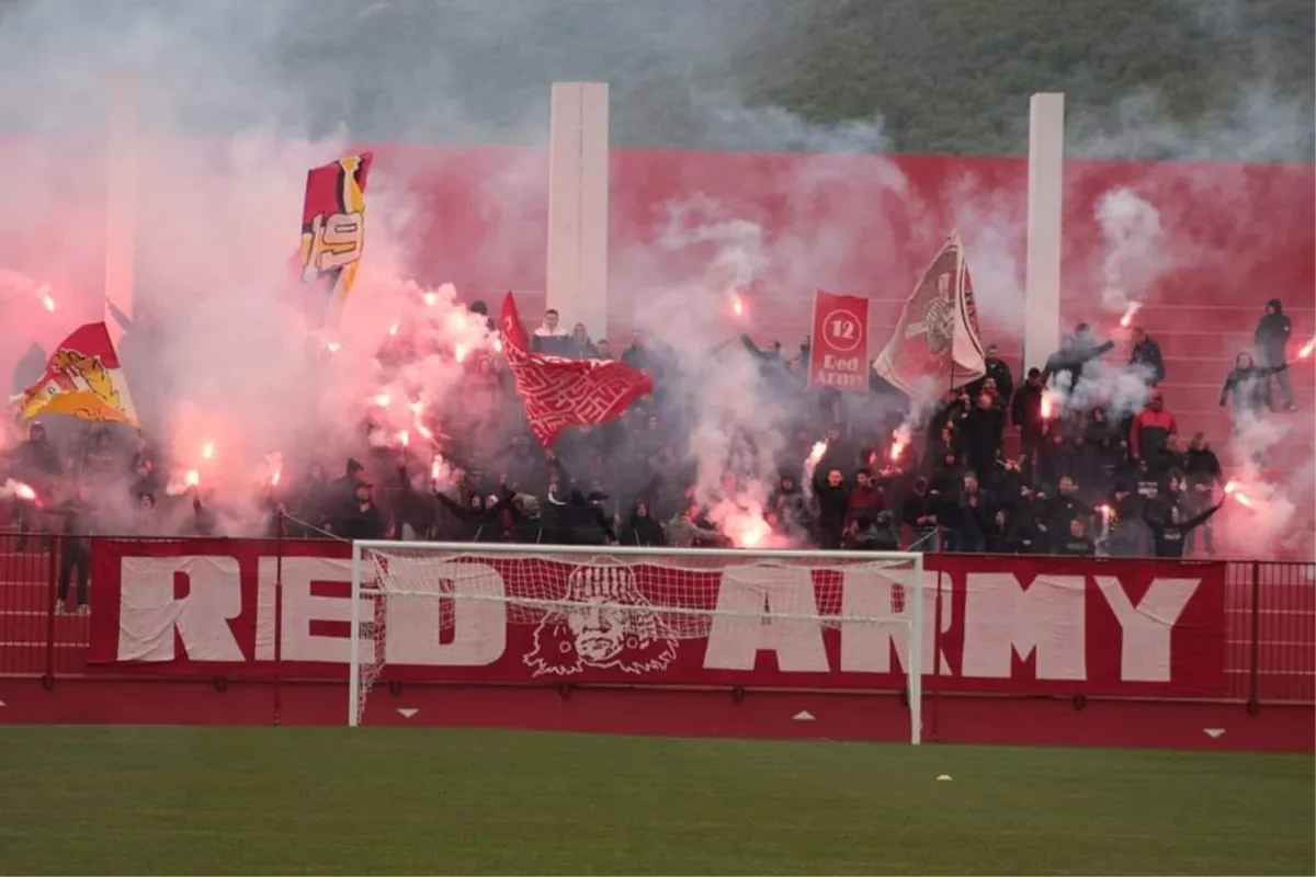'Ugašen' Red Army! Ultrasi, Ljudi od puta, navijači Zrinjskog oduzeli transparente Veležovcima 
