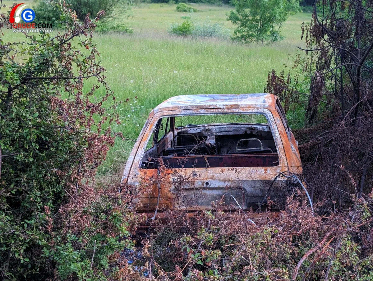 FOTO: Izgorjelo auto u Grudama 2