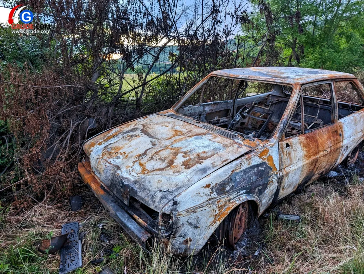 FOTO: Izgorjelo auto u Grudama 3