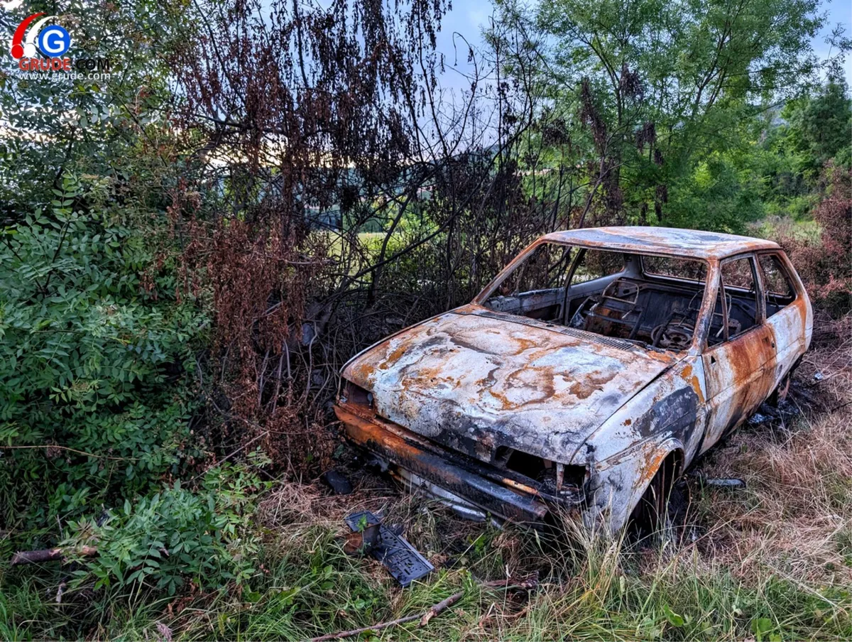 FOTO: Izgorjelo auto u Grudama 4