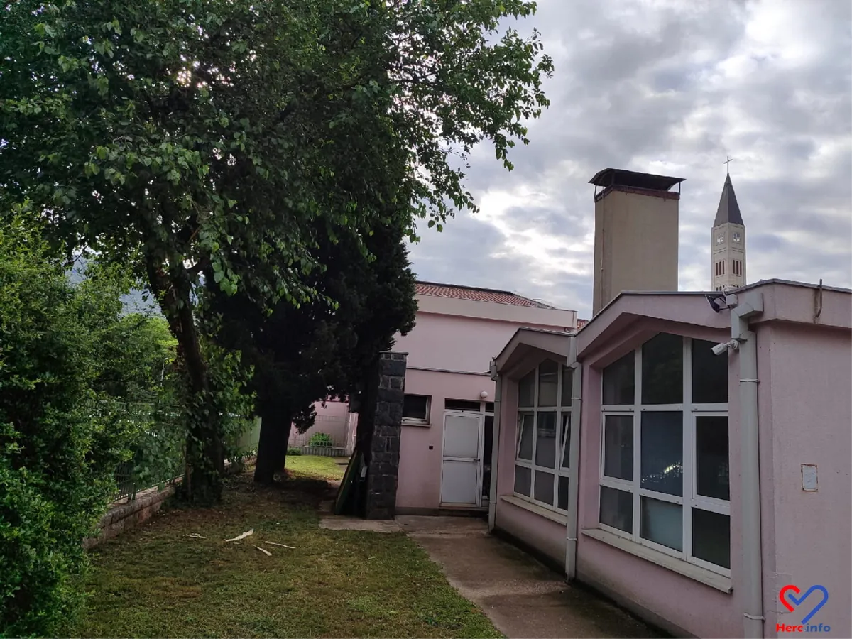 FOTO: Grom udario u drvo pored vrtića u Mostaru! Djeca, srećom, sve prespavala 2
