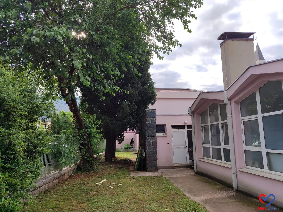 FOTO: Grom udario u drvo pored vrtića u Mostaru! Djeca, srećom, sve prespavala 3