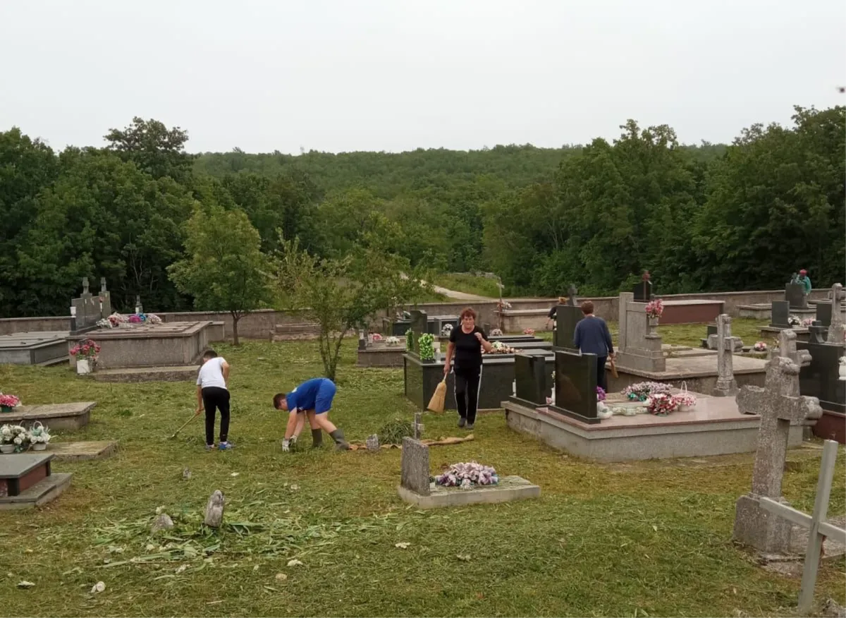 (FOTO) Uređeno i očišćeno groblje na Cerama! Organizatori: Posebno hvala mladeži 1