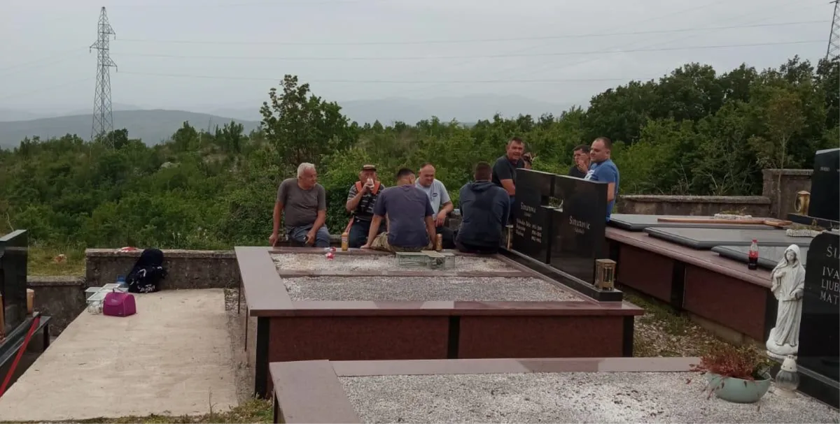 (FOTO) Uređeno i očišćeno groblje na Cerama! Organizatori: Posebno hvala mladeži