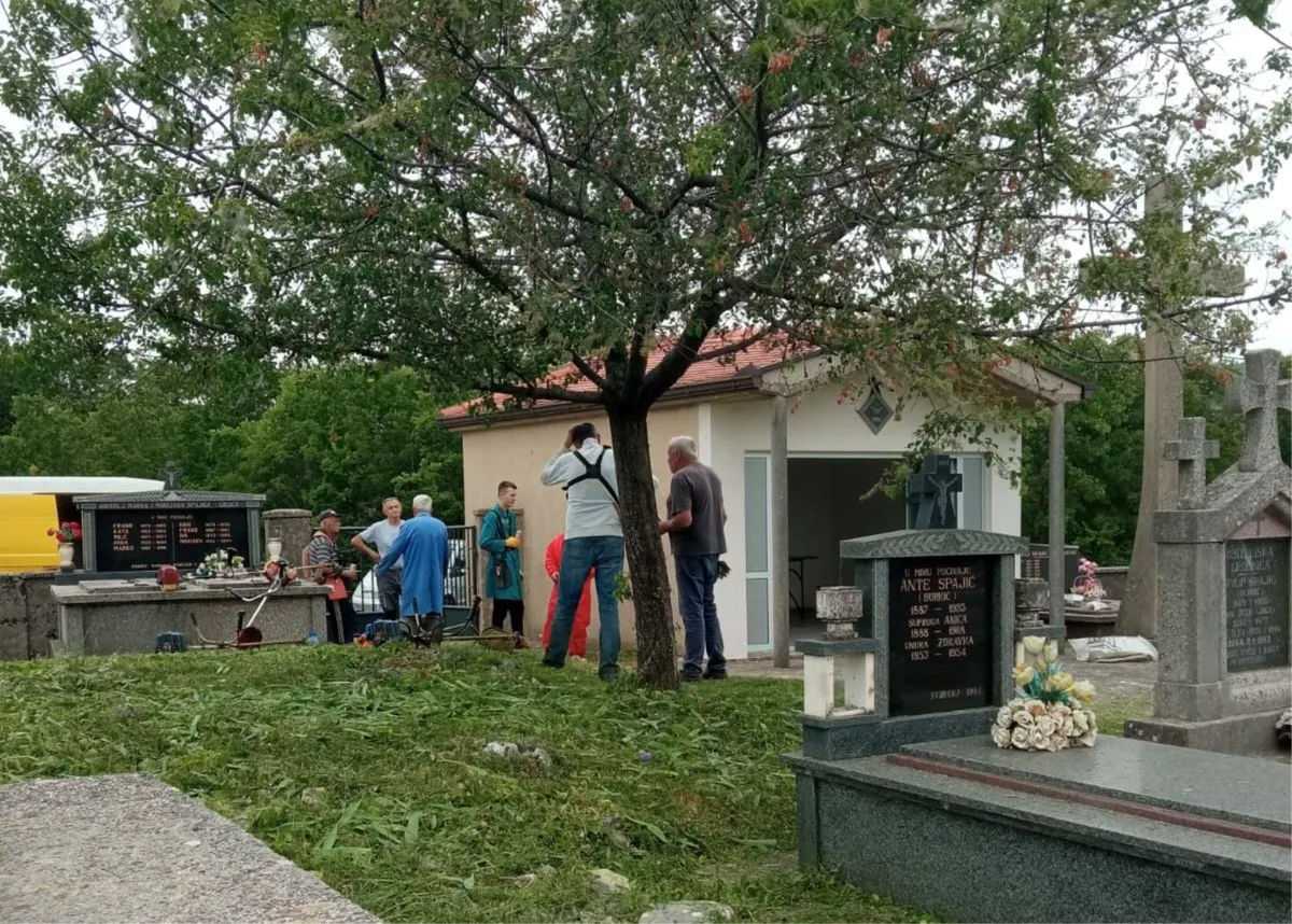 (FOTO) Uređeno i očišćeno groblje na Cerama! Organizatori: Posebno hvala mladeži 5