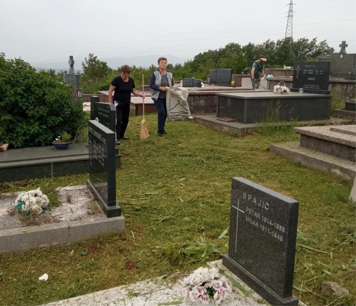 (FOTO) Uređeno i očišćeno groblje na Cerama! Organizatori: Posebno hvala mladeži 6